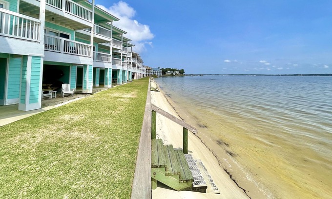 Innerarity Townhomes Casa | Bay Paradise: Waterfront Unit with Kayaks & SUPs!