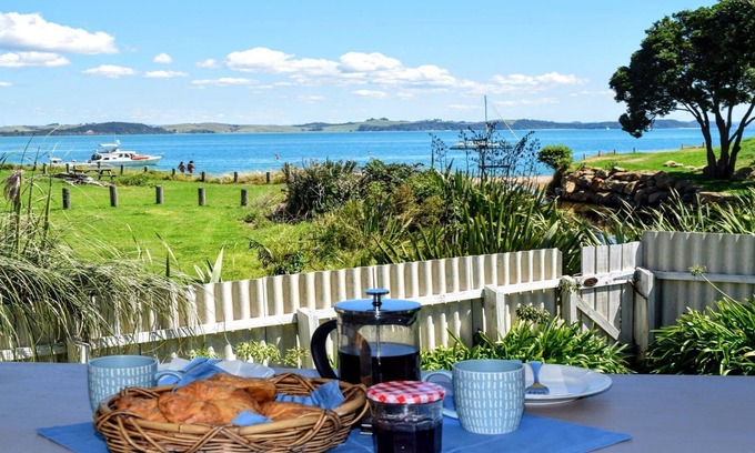Russell Casa | Bay Retreat - Absolute Beachfront Holiday Home