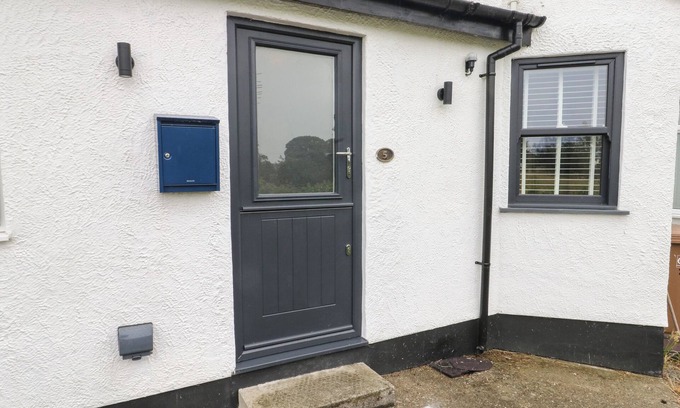 Llanrug Cabaña | BAY TREE COTTAGE, pet friendly, with open fire in Llanrug