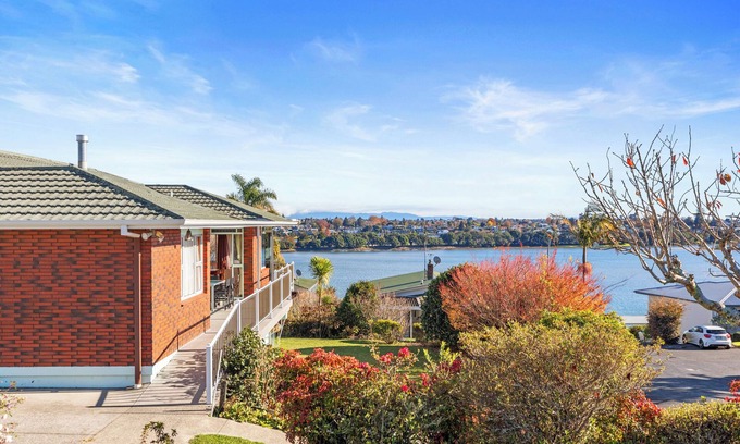 Maungatapu Casa | Bay View Gardens - Tauranga Holiday Home