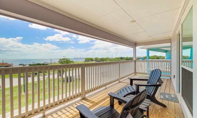 La Porte Casa | Bay-View La Porte Home Rental: Steps to Beach!