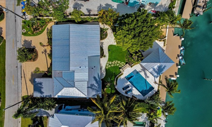 Toll Gate Shores Casa | Bay Views, Spa, Pool, Tiki Hut, The Perfect Islamorada Getaway!