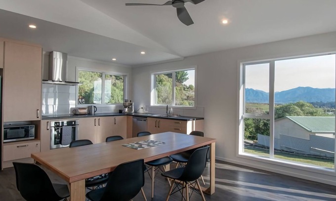 Pohara Casa | Beautiful spacious home overlooking the ocean