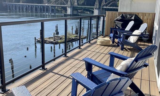 Florence Apartamento | Bay Window -incredible river views- Old Town- new deck! Lots of stairs.