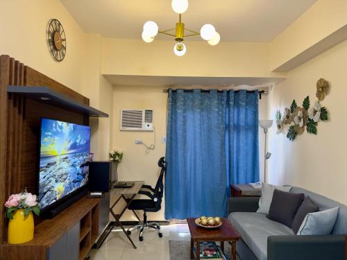 Pasay Apartamento | Bayfront 1BR Condo in Pasay Manila with Wi-Fi, Netflix & Pool Access, Near NAIA Airport, Mall of Asia, OKADA, CCP & PICC