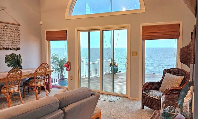 Pebble Beach Casa | Bay Front 3 Bdrm House with Huge Deck / Private Beach/ Beach House Sleeps 6 Ppl