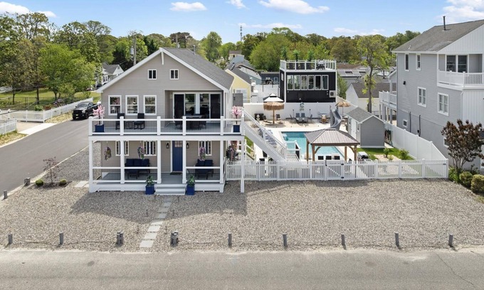 Villas Casa | Bayfront 6 bedroom 3 bath w/in-ground pool!