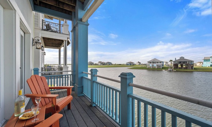 Galveston Casa | Bayfront + BBQ + Kayaks + Elevator + 5 Mins From Beach