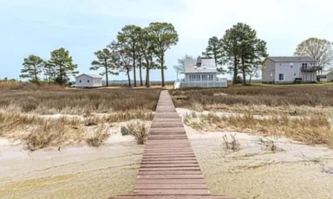 Frenchtown-Rumbly Casa | Bayfront Beauty with Beach and Boatslip!!