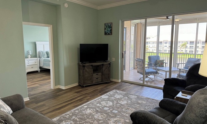 Tropical Cove Condominio | Bayfront Bliss at Lexington CC Lake Village