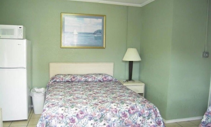 Fulton Casa | Bayfront Cottage Room 17