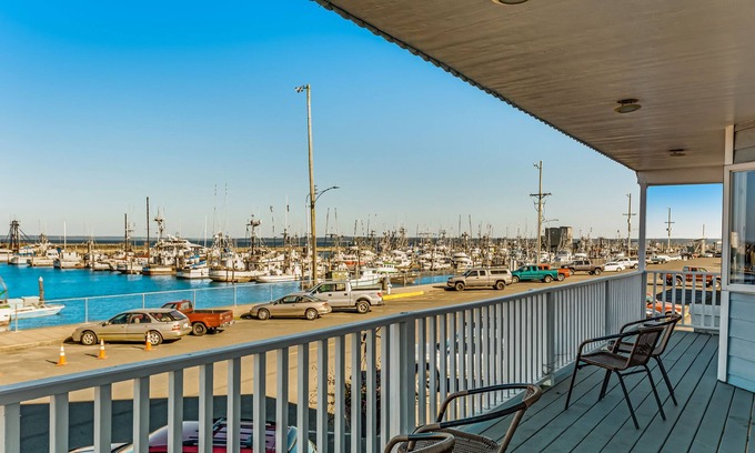 Westport Casa | ¡NUEVO LISTADO! Condo frente a la bahía y cómodo condominio con incre����bles vistas!