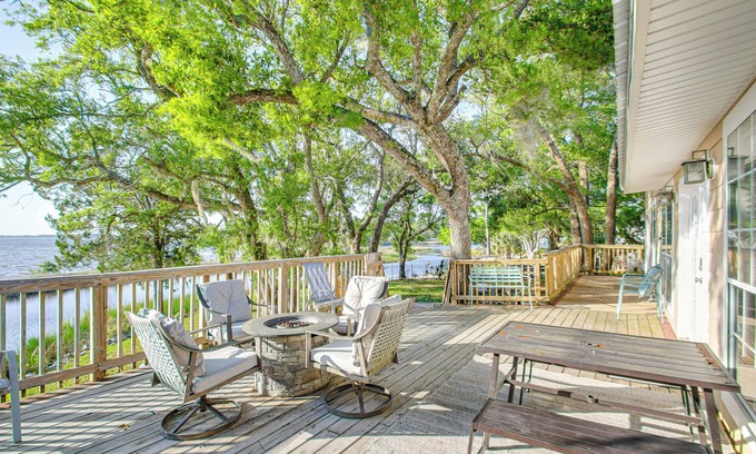 Florida Panhandle Casa | Bayfront Haven: Group Getaway in Milton!