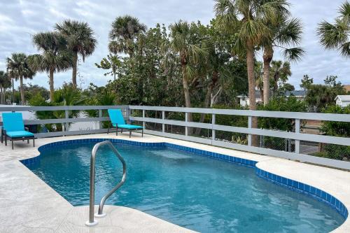 Englewood South Casa | Bayfront Paradise with Heated Pool and Balcony!