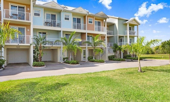 Ruskin Casa | Bayfront Townhouse w/Heated Pool, HotTub, Beach, Marina, tiki bars w/live music