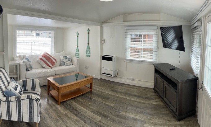 Mission Beach Cabaña | Bayside Cottage - Steps from the Bay and Ocean with AC