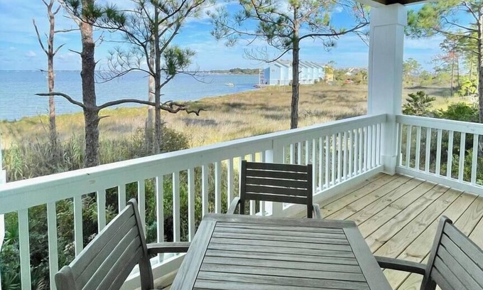 Innerarity Townhomes Casa | Bayside Days: Bay Views, Pool, Beach, & 2 Kayaks!