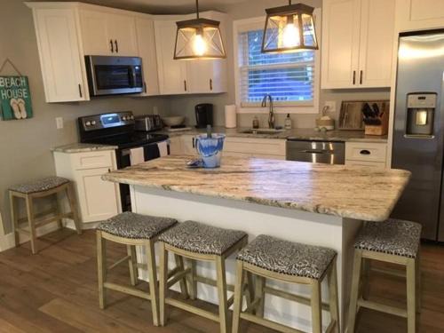 Little Salisbury Casa | Bayside Getaway on 87th