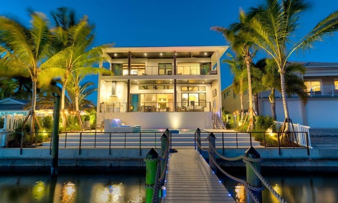 Indian Rocks Beach Casa | Bayside Paradise Mansion - Waterfront and Private Pool!