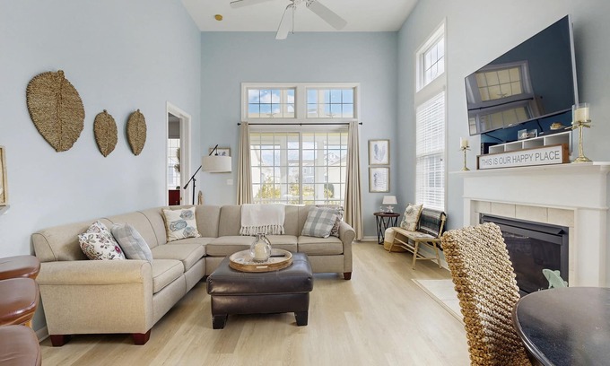 The Commons Casa | Bayside Resort dog-friendly townhouse w/ tennis court access, WiFi, and balcony