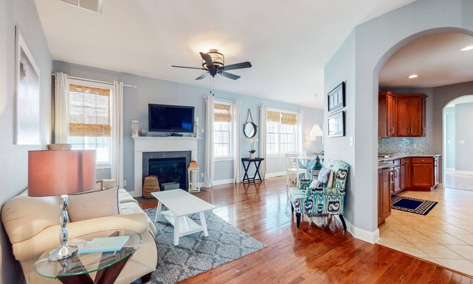 The Commons Casa | Bayside Resort house w/ basketball court, tennis court, shared sauna & WiFi