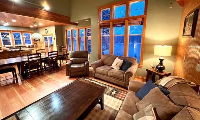 Bayview Casa | Bayview Beauty close to Silverwood theme Park.