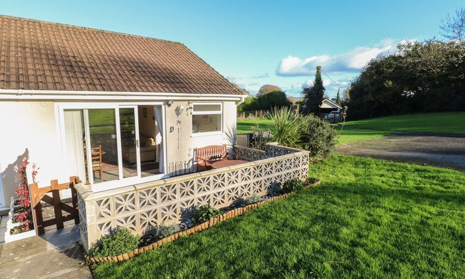 Oxwich Casa | BAYVIEW BUNGALOW, pet friendly, with a garden in Reynoldston