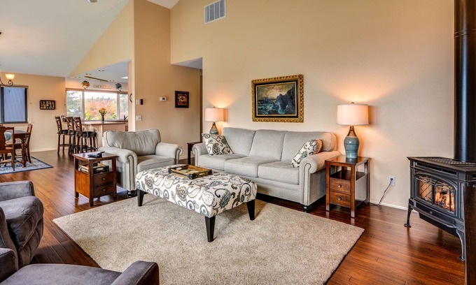 Coupeville Casa | Bayview getaway with WiFi, furnished deck, washer/dryer, & gas grill