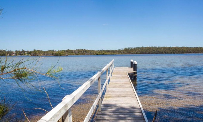 Erowal Bay Casa | Bayview I Absolute Waterfront with Jetty I 5 Mins to Hyams Beach