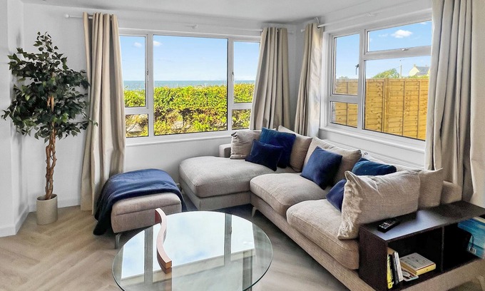 Wyke Regis Casa | Bayview Luxury Stays- Mandeville. Hot tub, walks and Ocean views