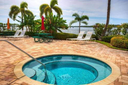 St. Petersburg - Clearwater Apartamento | Bayview Oceanside Condo with Pool and Private Balcony
