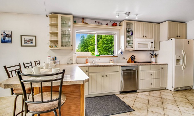 Blaine Apartamento | Bayview retreat with fast WiFi, a furnished deck, kitchenette, & washer/dryer