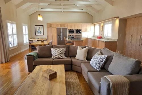 Knysna Apartamento | BayView Sunset Villa on Thessen! Large one bedroom unit with King Bed and Sofa bed