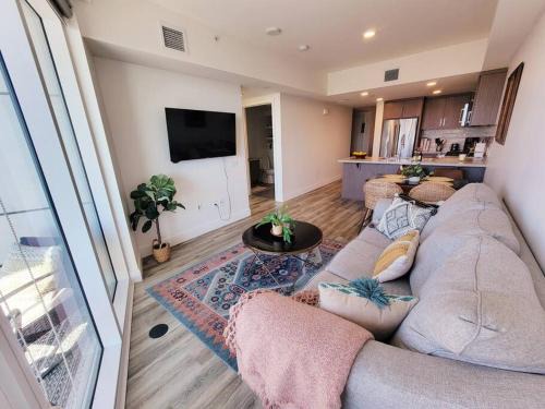 East Village Apartamento | Bayviews Lux One-bedroom Apartment 1min to Petco Park Convention Center Gaslamp Pool, Hot Tub