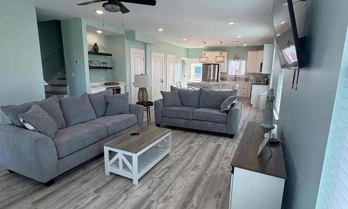 Grand Isle Condominio | Baywinds condo #9: Spacious 4BR waterfront retreat in Grand Isle, LA.