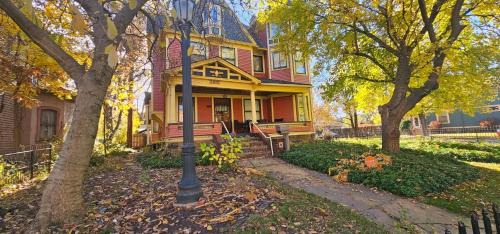 Cleveland Casa | BBQ Pets Welcome 5BR for 12 3 Bathrooms