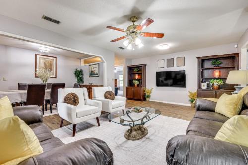 Edgar Casa | BBQ Ready Hawthorne Home with Screened-In Patio