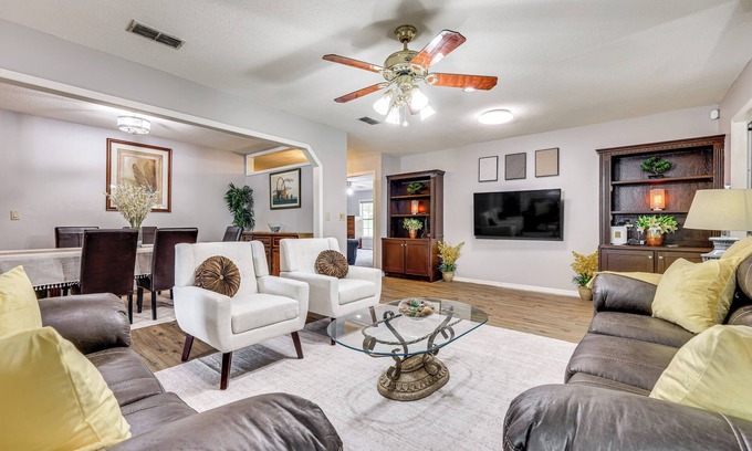 Edgar Casa | BBQ Ready: Hawthorne Home w/Screened-In Patio