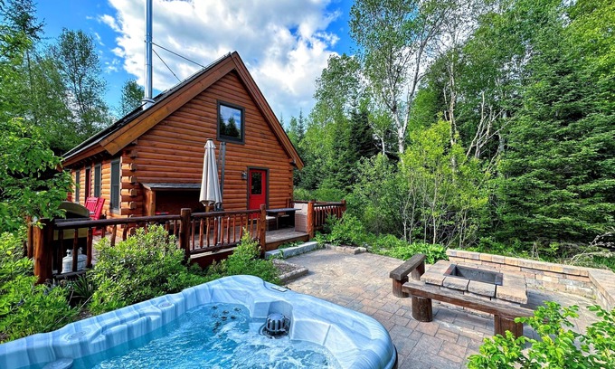 Bretton Woods Cabina | Acogedora cabaña de troncos en un hábitat certificado para la vida silvestre con playa, río, fogata, senderos para caminar en el lugar: ��a 1 milla de la entrada del complejo de Bretton Woods! Grandes oportunidades de observación de la vida silvestre. ...