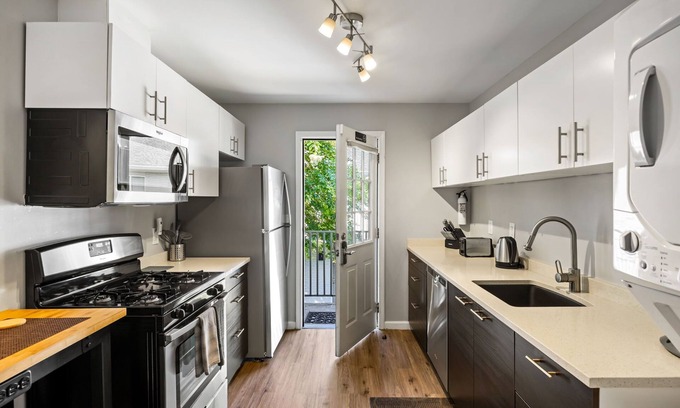 Loring Heights Apartamento | The Big Awesome 2BR / 1BA Condo (F) - Incluye limpiezas quincenales con cambio de ropa
