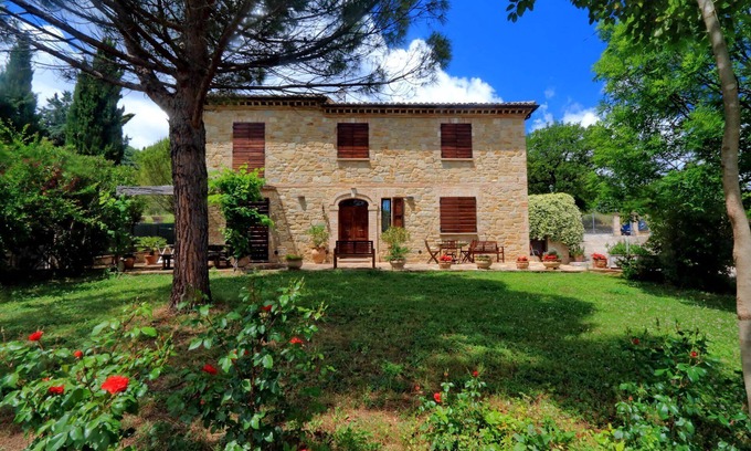 San Severino Marche Casa | Elegante villa con piscina privada y jardín amurallado