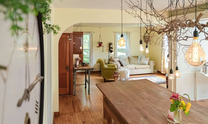 Dowagiac Cabaña | Be home away from home @ Charming Chestnut Cottage