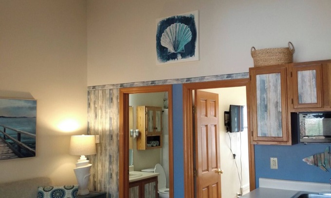 Wells Condominio | Be our guest! Adorable one bedroom condo at Nautical Mile in Wells, Maine.