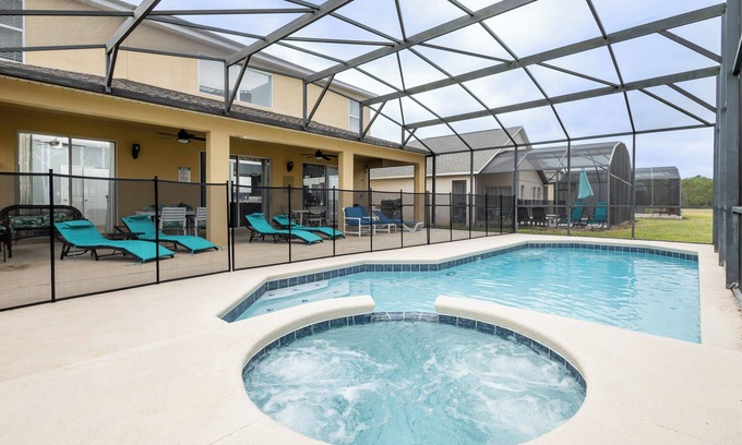 Lindfields Casa | Be Our Guest at Emerald Island – Grand Stay for 19 w/ Private Pool & Game Room!