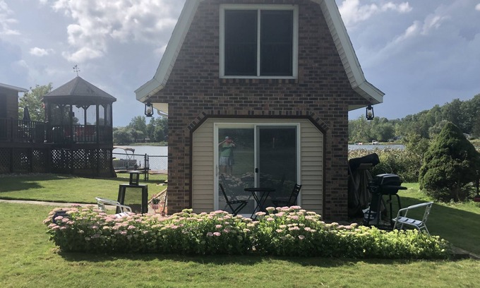 Vandalia Cabaña | Be Our Guest-House on Lewis Lake