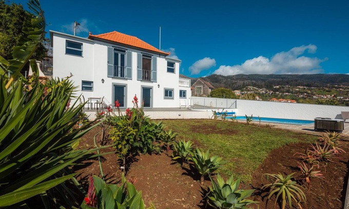 Estreito da Calheta Casa | Beautiful country Villa with a small house onsite which together sleeps 6 people