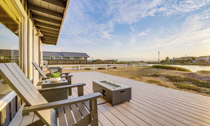 Lagoon Point Casa | Beach Access, Deck: Waterfront Whidbey Island Home