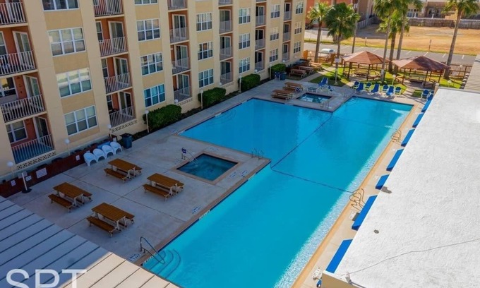 South Padre Island Condominio | *Beach access Condo * Nice pool/hot tub area w/bbq (Gulfview I – #213) by RedAwning