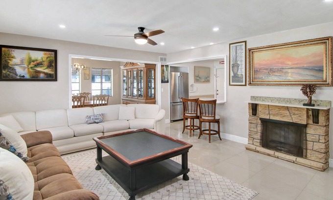 Riviera Beach Casa | Beach-anchor Palms