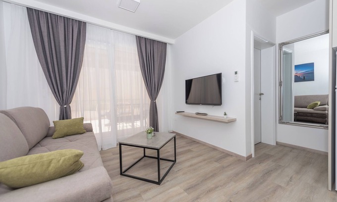 Donja luka Apartamento | Beach apartment Mara 2 50m to the sea,modern apartment in the center of the town